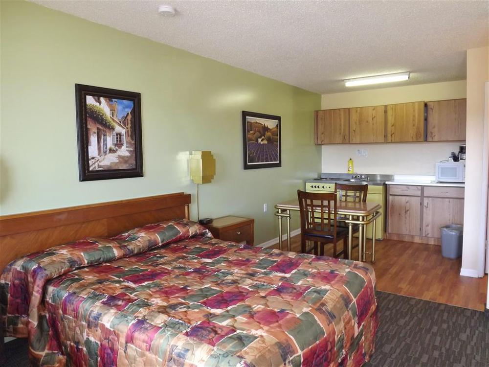 Canadas Best Value Inn Whitecourt Room photo