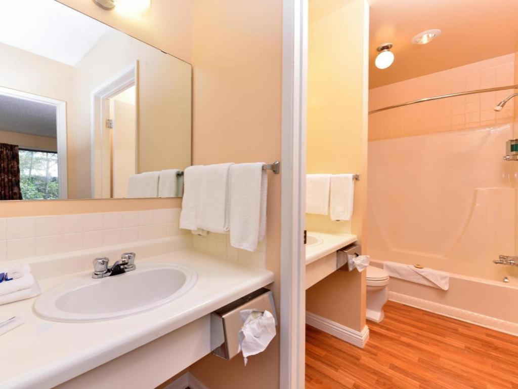 Canadas Best Value Inn Whitecourt Exterior photo