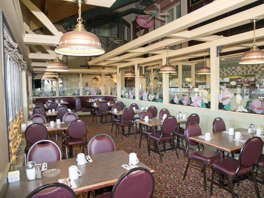 Canadas Best Value Inn Whitecourt Exterior photo
