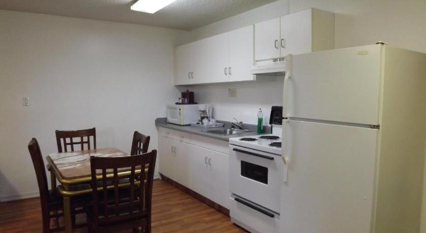 Canadas Best Value Inn Whitecourt Exterior photo