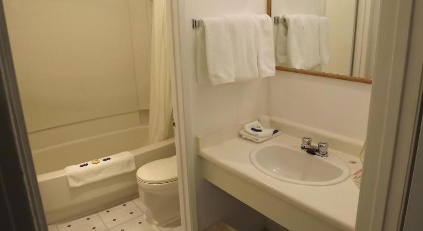Canadas Best Value Inn Whitecourt Exterior photo