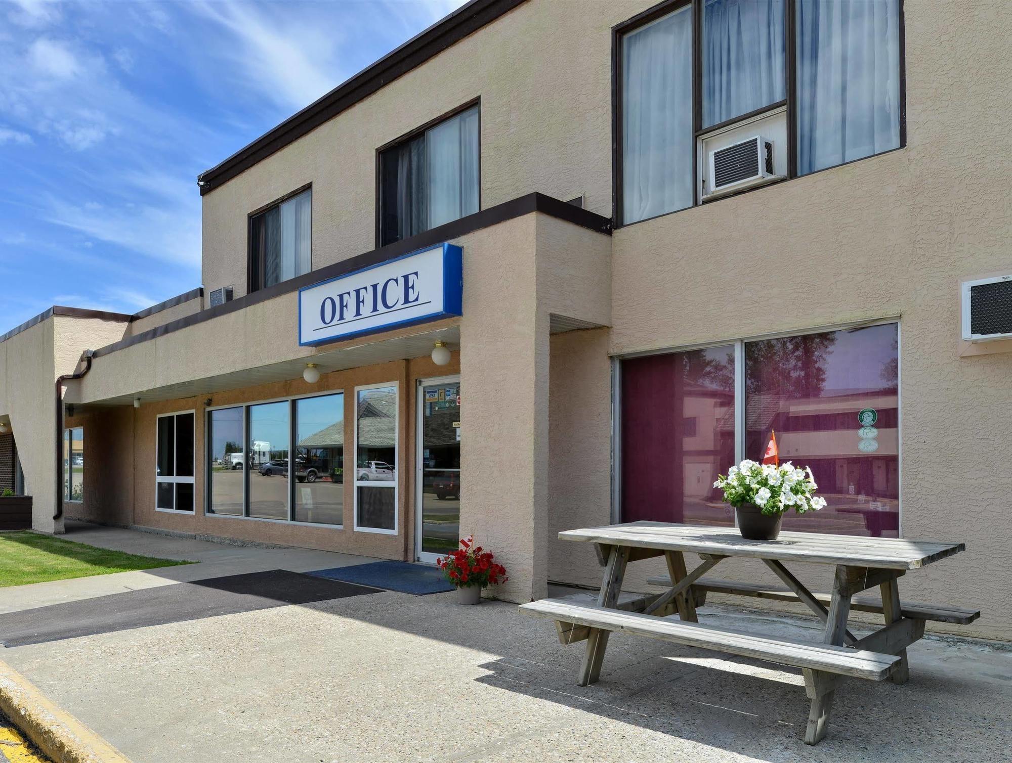 Canadas Best Value Inn Whitecourt Exterior photo