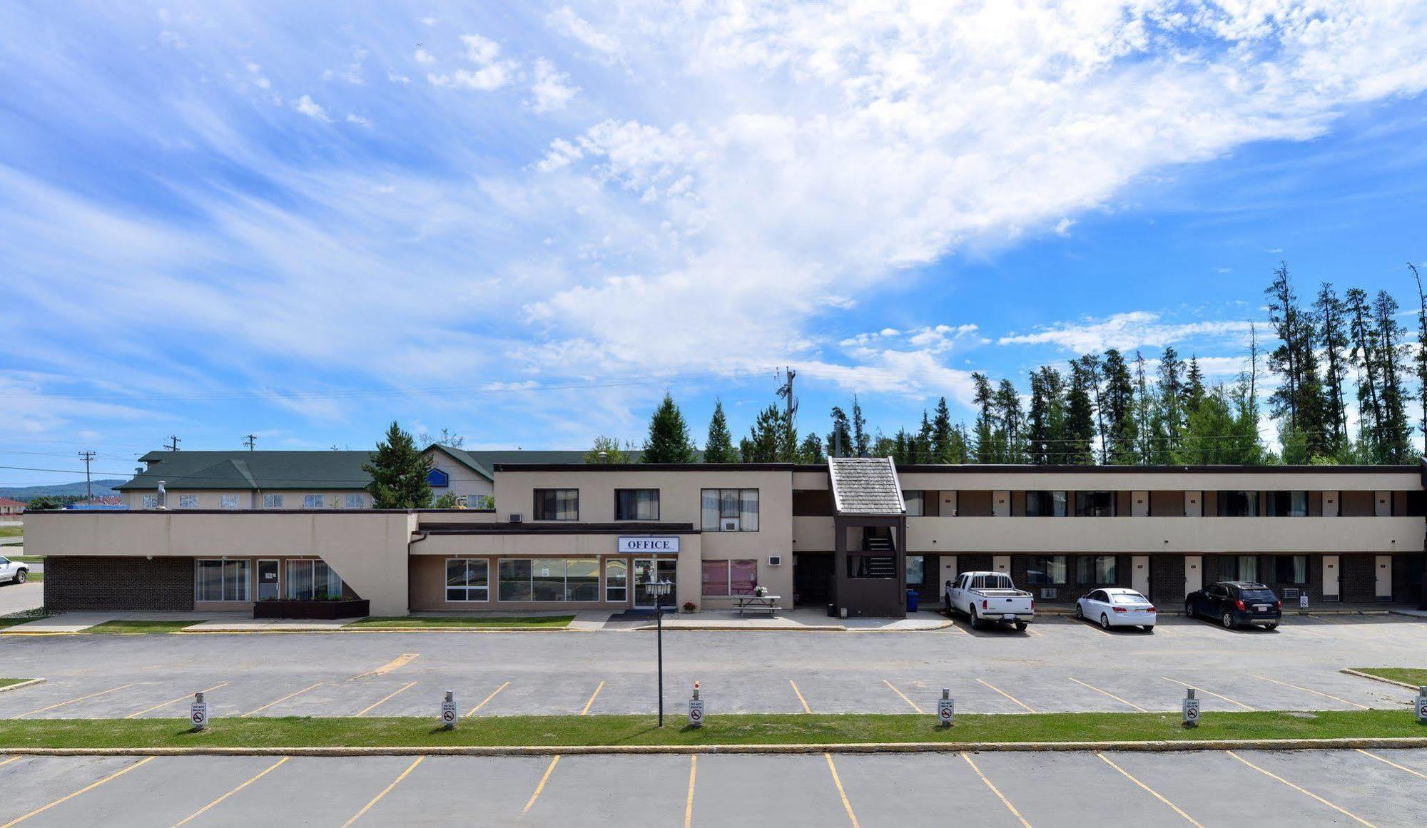 Canadas Best Value Inn Whitecourt Exterior photo