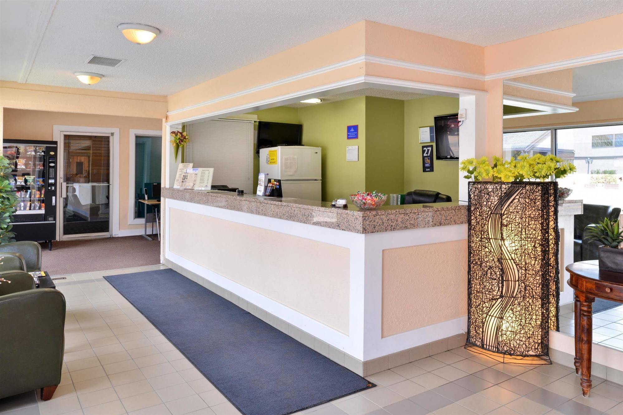 Canadas Best Value Inn Whitecourt Exterior photo