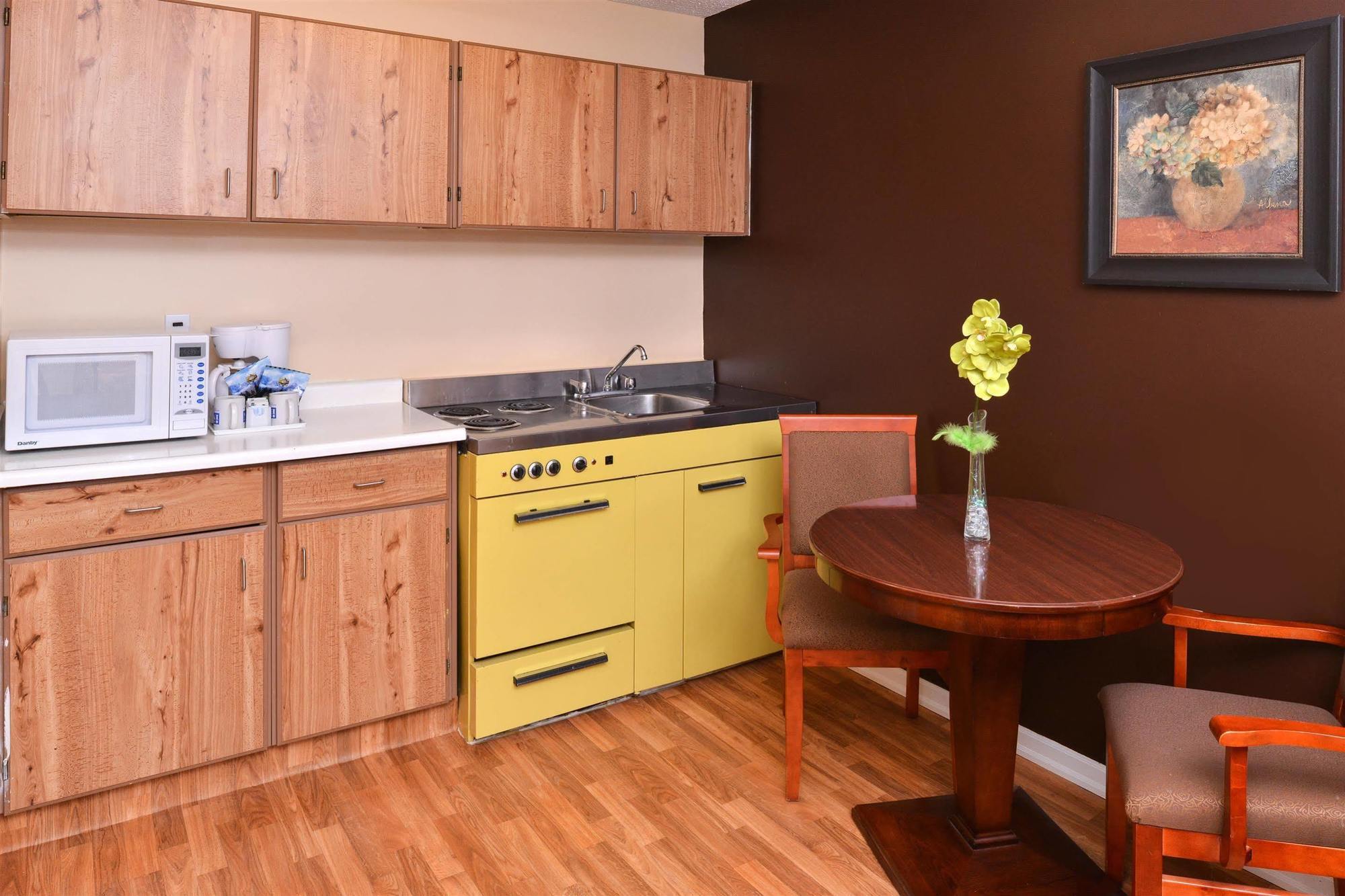 Canadas Best Value Inn Whitecourt Exterior photo