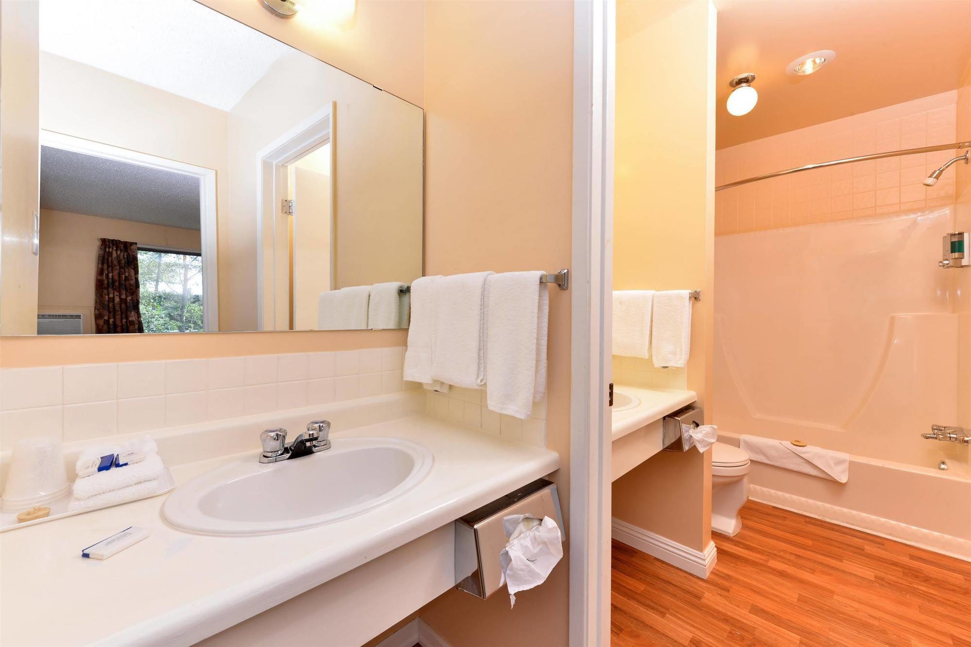 Canadas Best Value Inn Whitecourt Exterior photo