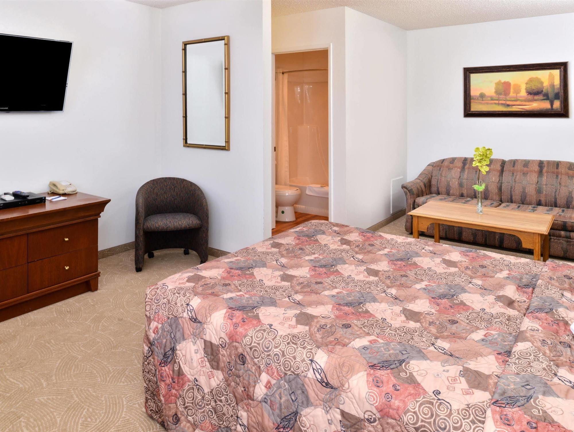 Canadas Best Value Inn Whitecourt Exterior photo