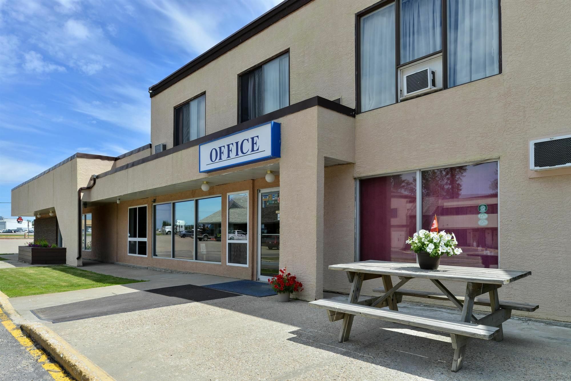 Canadas Best Value Inn Whitecourt Exterior photo